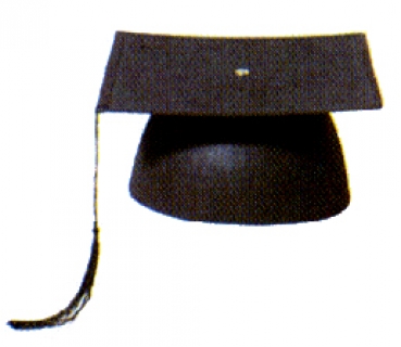 Schwarzer Doktorhut aus Filz, eingefaßt, mit Seidenquaste. (Ober- und Unterteil mit Druckknopf zum zusammenfügen)