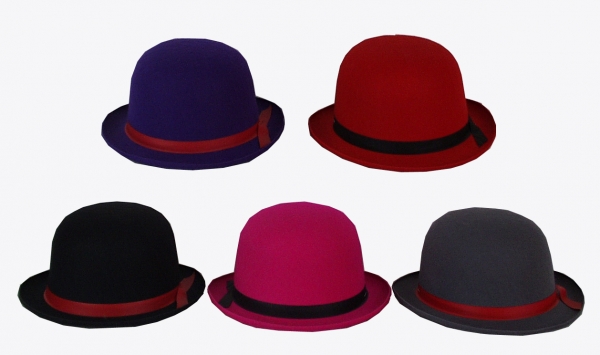 Melone, in schwarz, rot, grau, gelb, und lila, mit Filzband