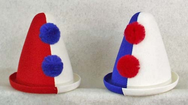 Clownhut mit Ponpons und kleinem, aufgeschlagenen Rand, zweifarbig: rot/weiß und blau/weiß