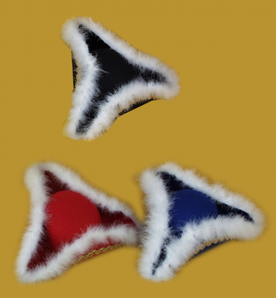 Dreispitz, in schwarz, blau und rot, mit Marabu-Einfassung und Goldlitze