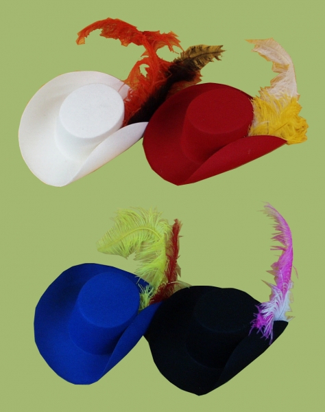 Landsknecht Hut, in schwarz, rot, blau und weiß, mit zwei Straußenfederplatten garniert