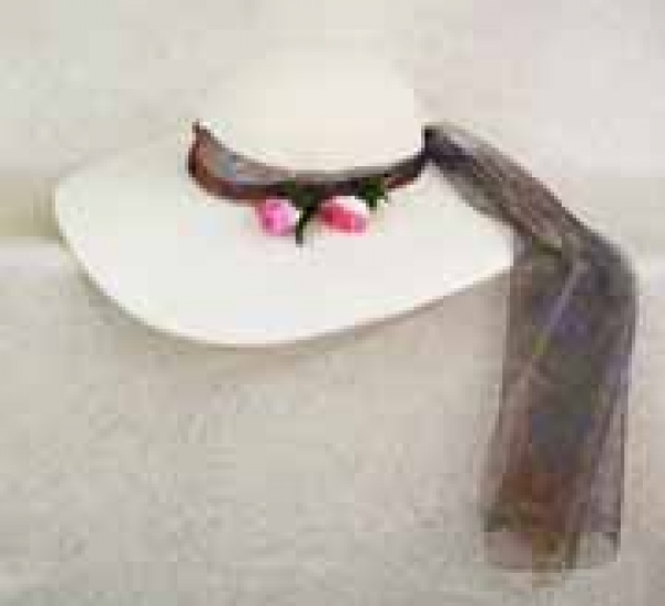 Florentiner Hut, in schwarz, weiß, rot und lila