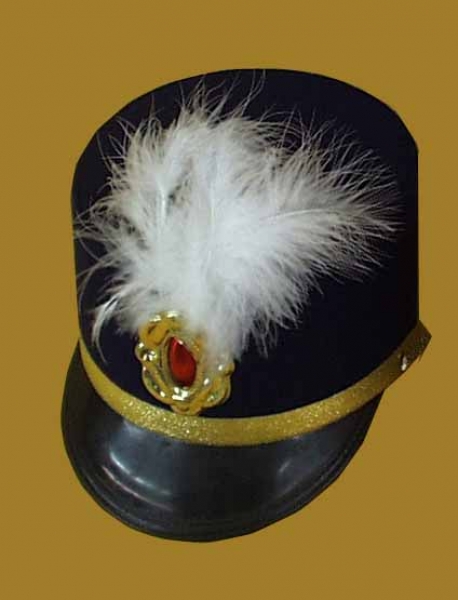 Gardemütze mit Schild, Filz auf Karton, in blau, mit Federn, Emblem und Borte verziert