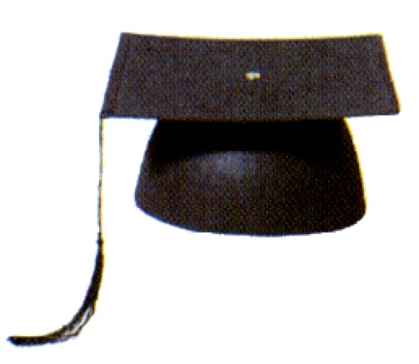 Schwarzer Doktorhut aus Filz, eingefaßt, mit Seidenquaste. (Ober- und Unterteil mit Druckknopf zum zusammenfügen)