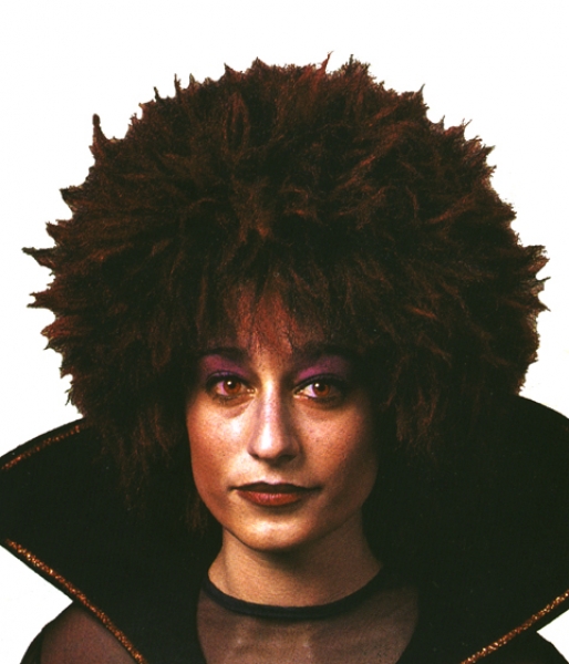 Perücke, "Teufelin", kurz, Haar krausig, schwarz-rot meliert